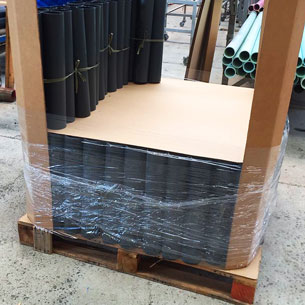 Palete de tubos plásticos preto